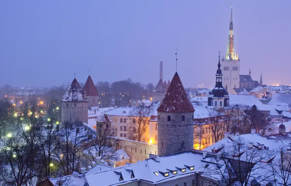 Картинка зима, снег, огни, дома, вечер, крыши, Эстония, башни