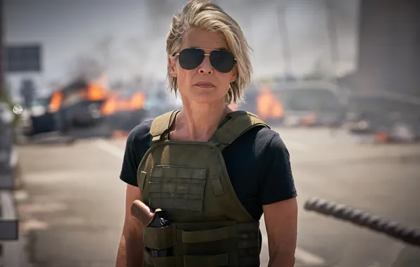 Картинка пистолет, фантастика, кадр, очки, боевик, Terminator, боке, Sarah Connor