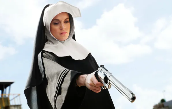 Картинка веснушки, револьвер, монашка, Machete, Lindsay Lohan