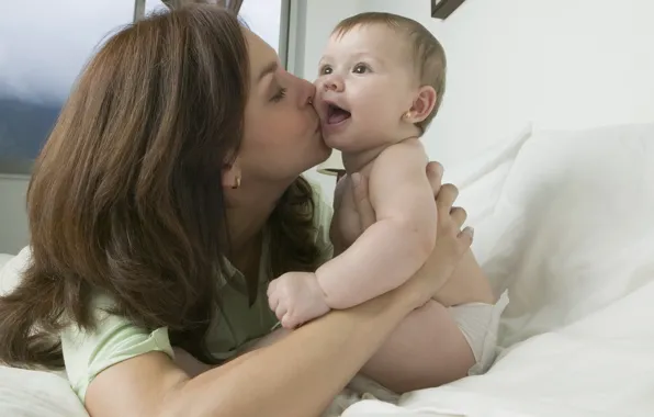 Ребенок, малыш, мама, целует, материнская любовь
