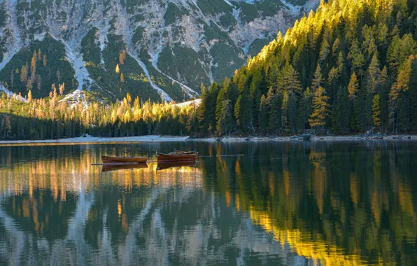 Картинка пейзаж, горы, природа, озеро, отражение, лодки, утро, Италия