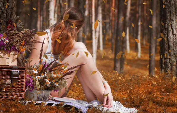 Девушка, цветы, боке, короб, падают листья, осень в лесу, легкая печаль