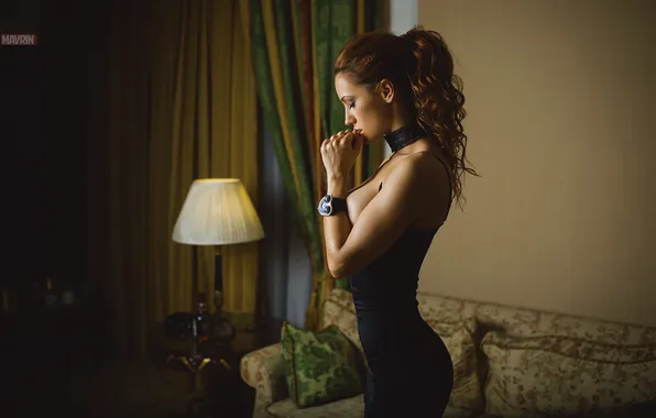 Девушка, комната, диван, фигура, светильник, шатенка, шторы, photographer