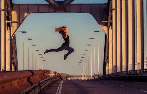 Девушка, мост, прыжок