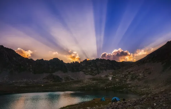 Картинка облака, лучи, пейзаж, закат, горы, природа, озеро, Кавказ
