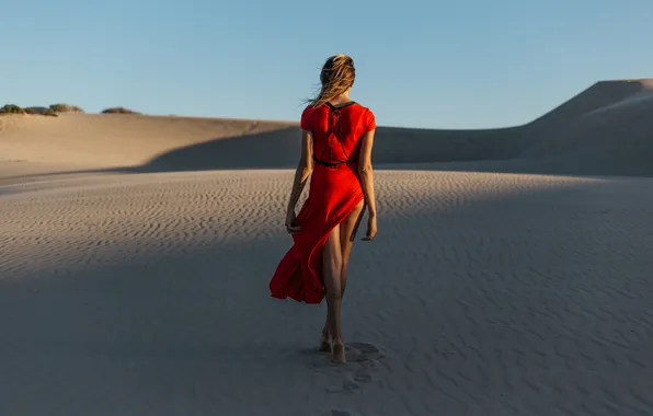 Картинка песок, девушка, красное, платье