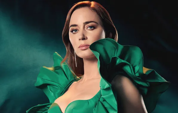Взгляд, девушка, поза, актриса, Эмили Блант, Emily Blunt, hair, в зеленом платье
