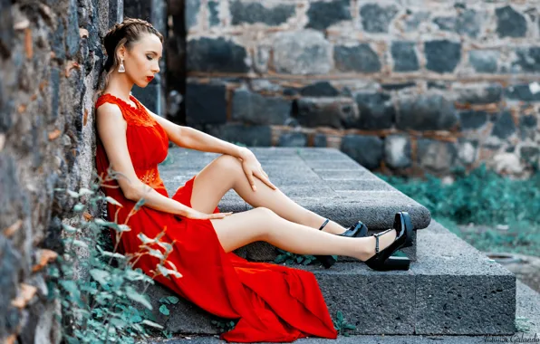 Картинка девушка, красный, поза, стена, платье, лестница, туфли, ножки