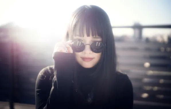 Картинка девушка, лицо, фон, волосы, очки, азиатка