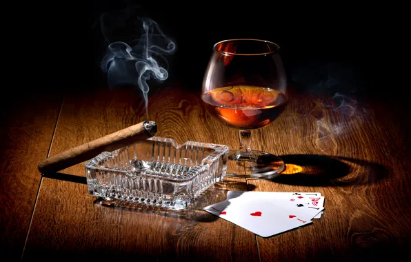 Карты, свет, стол, вино, дым, бокал, сигара, полумрак