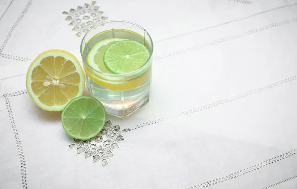 Картинка стакан, стол, лимон, лайм, цитрусы
