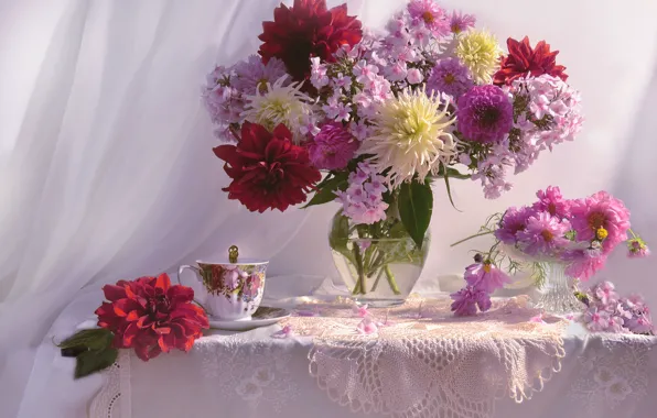 Цветы, стол, чашка, ваза, занавеска, салфетка, вазочка, космея