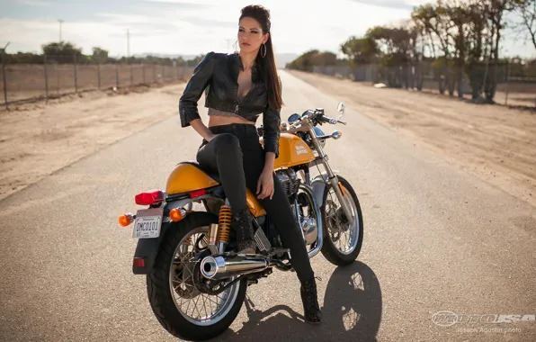 Эротика, девушка Raquel, позирует на мотоцикле Royal Enfield Continental GT
