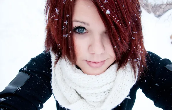Снежинки, улыбка, шарф