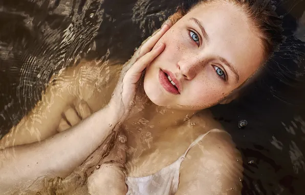 Взгляд, вода, девушка, лицо, поза, ситуация, руки, веснушки