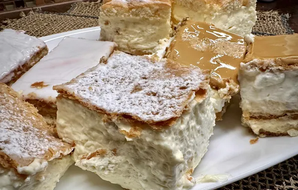 Cake, creme, sugar powder