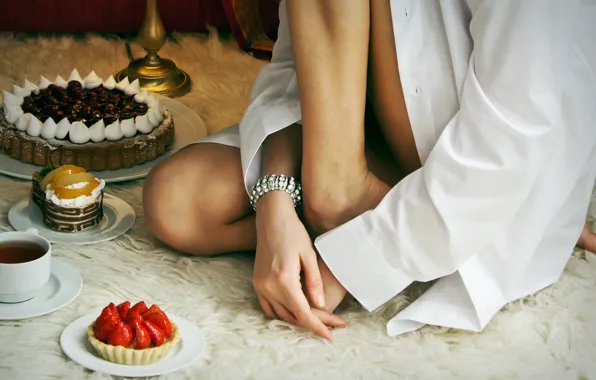 Картинка девушка, чай, шоколад, клубника, сладости, торт, мех, рубашка