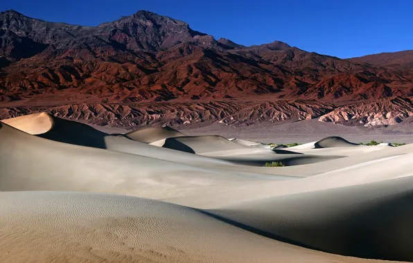 Песок, горы, пустыня