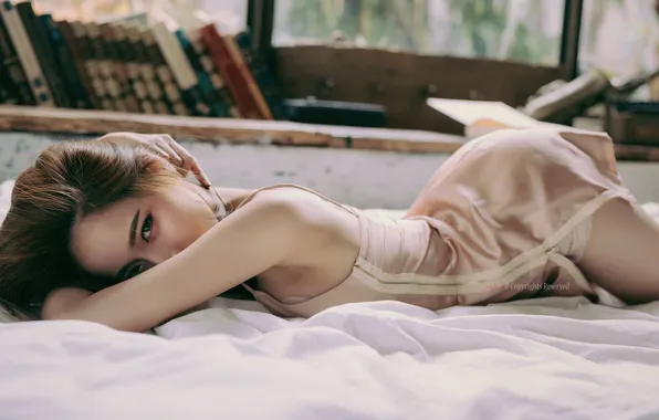 Картинка взгляд, кровать, изгибы, книга, азиатка, бедра, asian, Asian girl