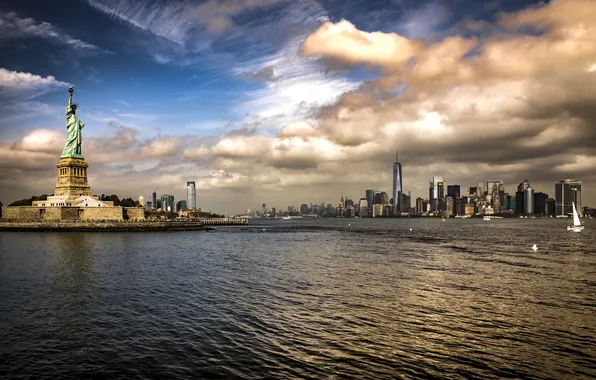 Картинка небо, облака, река, Нью-Йорк, небоскребы, залив, США, Манхэттен