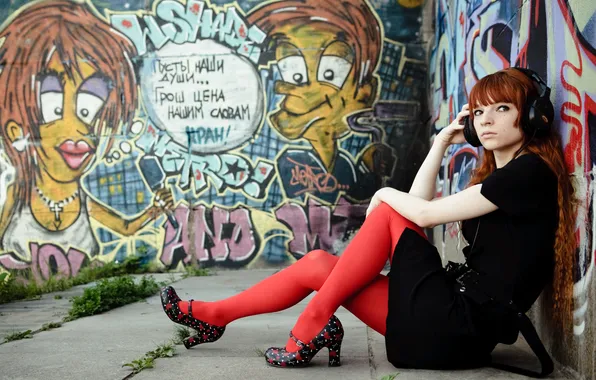 Картинка взгляд, девушка, стена, граффити, наушники, платье, туфли, рыжеволосая