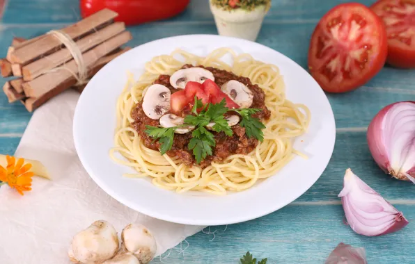 Грибы, помидоры, спагетти, макароны, мясной соус
