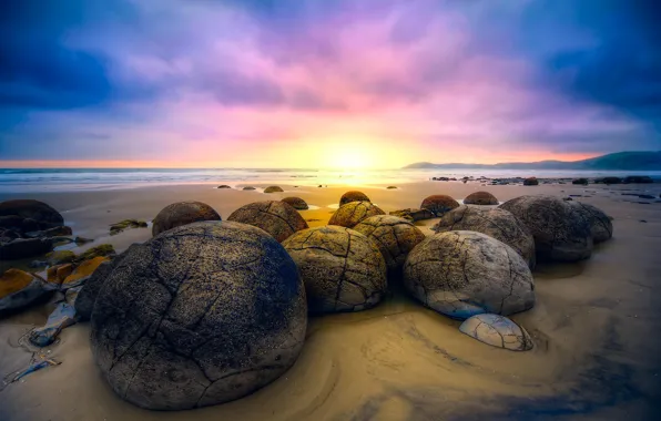 Картинка песок, пляж, небо, восход, камни, океан, Новая Зеландия, Moeraki Boulders