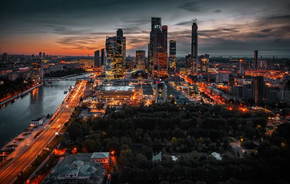 Картинка дорога, город, река, здания, дома, вечер, освещение, Москва