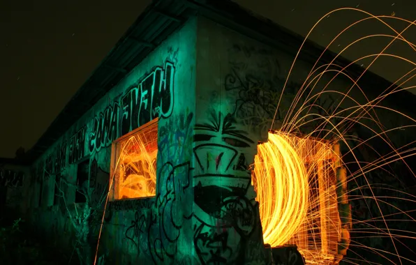 Ночь, огонь, граффити, искры