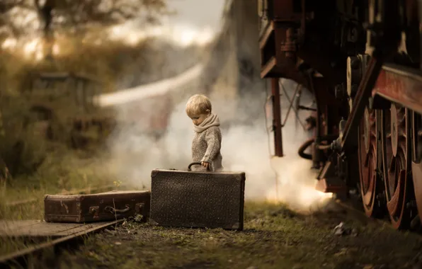 Картинка поезд, мальчик, чемоданы