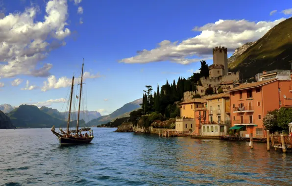 Картинка пейзаж, горы, природа, озеро, лодка, корабль, здания, Италия