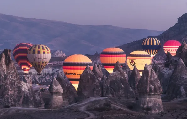 Картинка пейзаж, горы, воздушные шары, скалы, рассвет, утро, подсветка, Турция