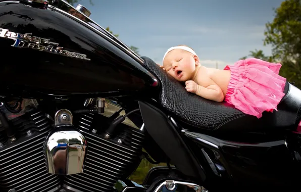 Картинка сон, мотоцикл, девочка, повязка, младенец, юбочка, Harley-Davidson, спящая