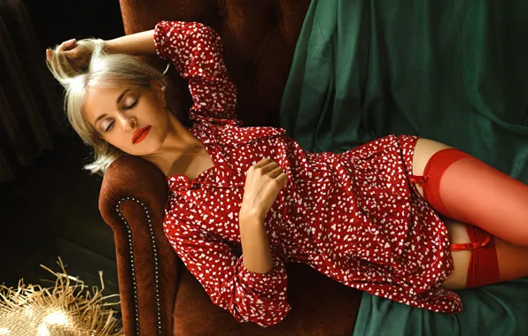 Картинка девушка, поза, диван, чулки, платье, блондинка, красная помада, закрытые глаза