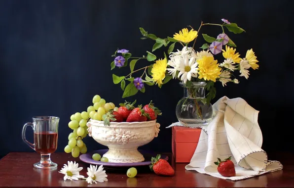 Цветы, ягоды, стол, коробка, бокал, ромашки, клубника, виноград