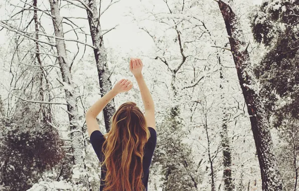 Картинка зима, девушка, снег, деревья, волосы, руки, локоны