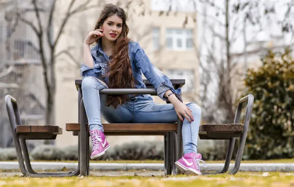 Картинка girl, sexy, model, jeans, sneakers