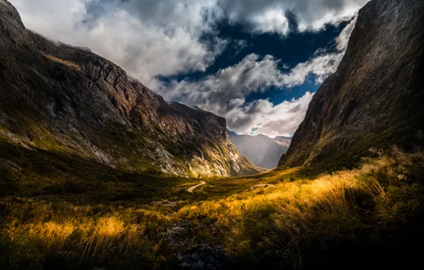 Дорога, облака, горы