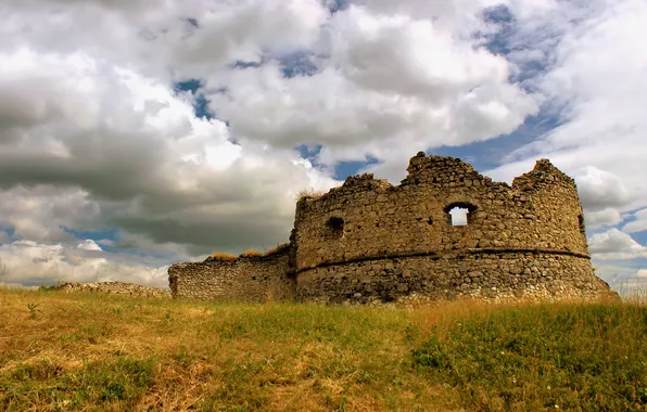 Поле, облака, замок, руины