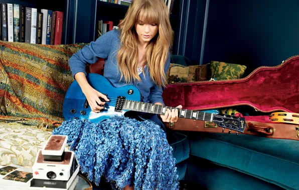 Картинка диван, гитара, Taylor Swift, фотосессия, футляр, Тейлор Свифт, Glamour, Patrick Demarchelier