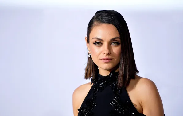Взгляд, фон, портрет, актриса, брюнетка, красотка, Mila Kunis, Мила Кунис