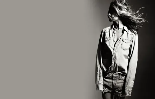 Картинка ветер, волосы, шорты, чёрно-белое, рубашка, Дженнифер Энистон, Jennifer Joanna Aniston