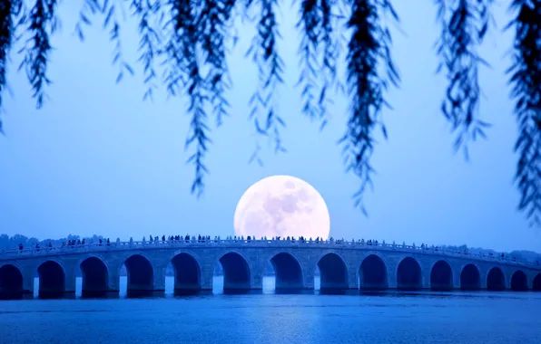 Китай, Пекин, Летний дворец, семнадцати арочный мост, восход Луны, озеро Куньмин