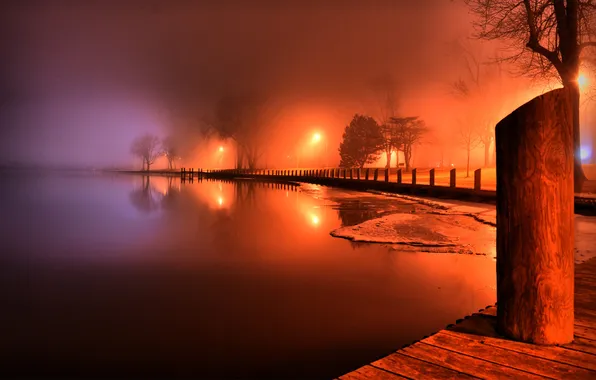 Картинка деревья, огни, туман, озеро, доски, столб, вечер, фонари