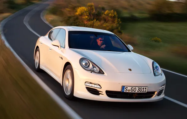 Картинка дорога, белый, Porsche, Panamera, порше, кусты, панамера, дизель