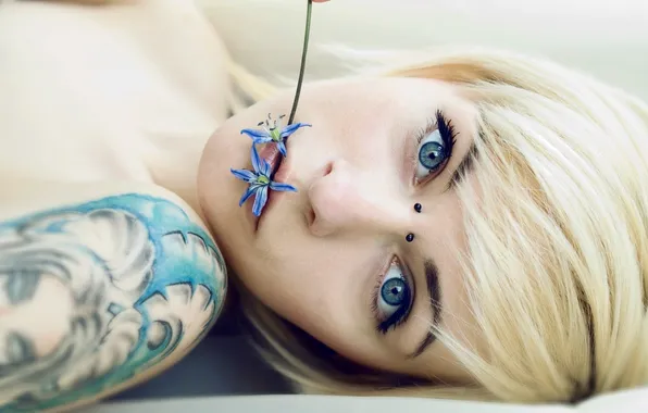 Картинка flowers, women, face, blonde, piercing, tattoos, hair dyeing