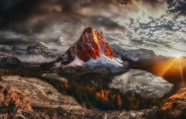 Картинка осень, солнце, облака, свет, горы, тучи, скалы, мрак