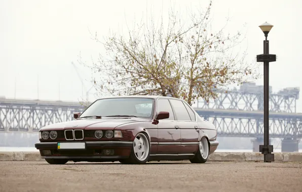 BMW, темно-красная, E32