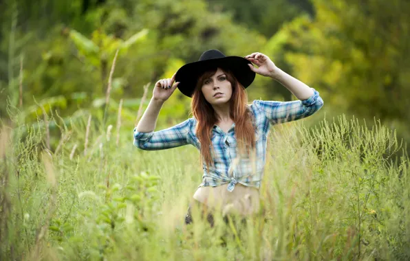 Картинка поле, трава, взгляд, девушка, шляпа, рыжеволосая