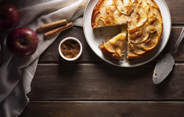 Стол, яблоки, доски, полотенце, тарелка, пирог, корица, вкусный